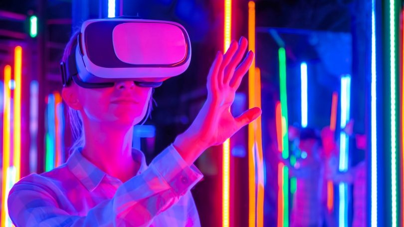 Frau benutzt ein VR-Headset